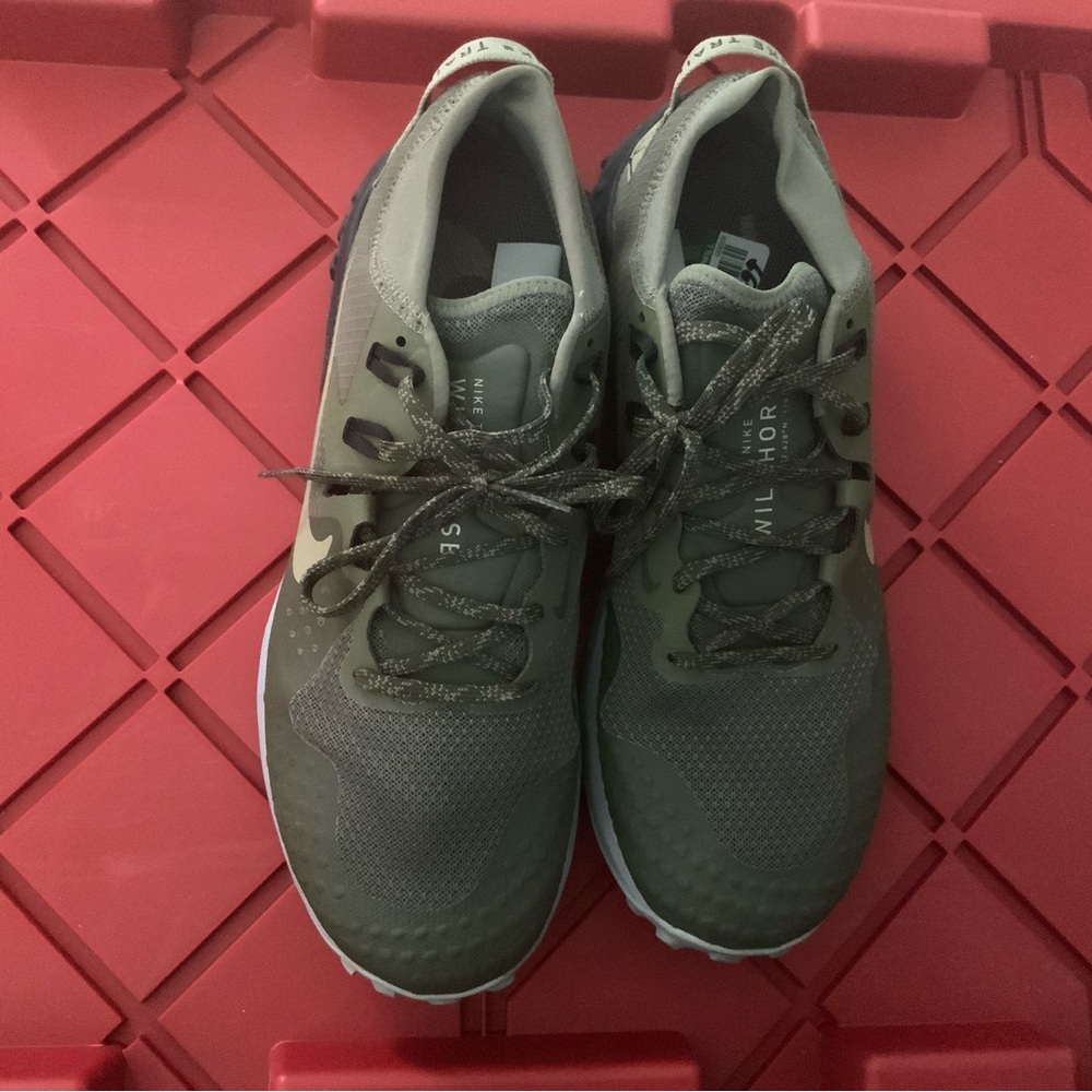 Nike Green Athletic Shoes Low-Top Design